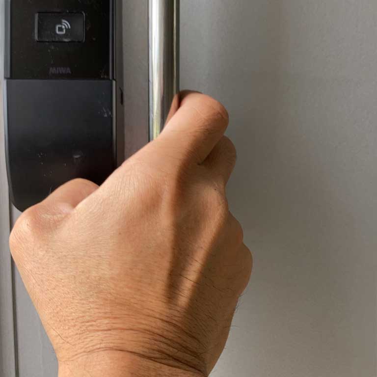 沖縄の建築家が設計した一棟貸し民泊Kunindoのスマートキー操作方法（2）ダミーの番号を消す